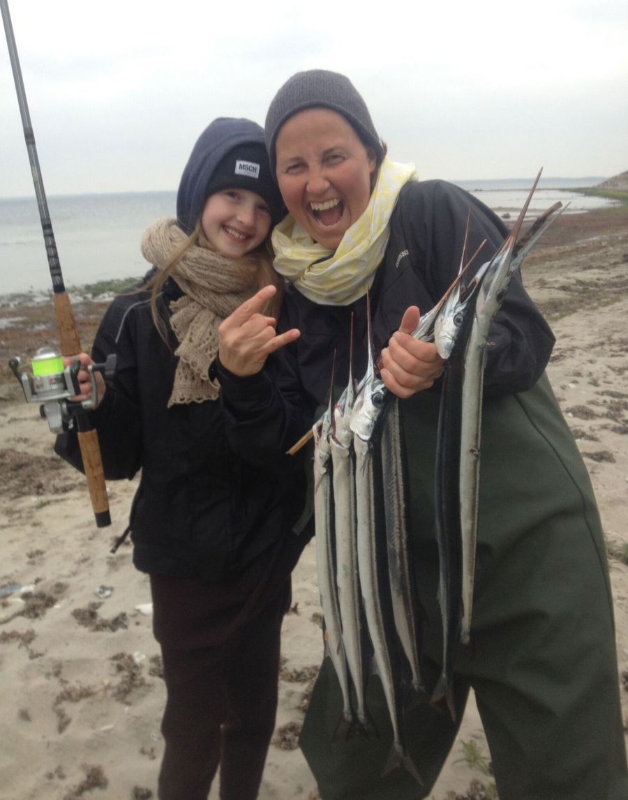 Hornfiskefestival glade piger med hornfisk.jpeg